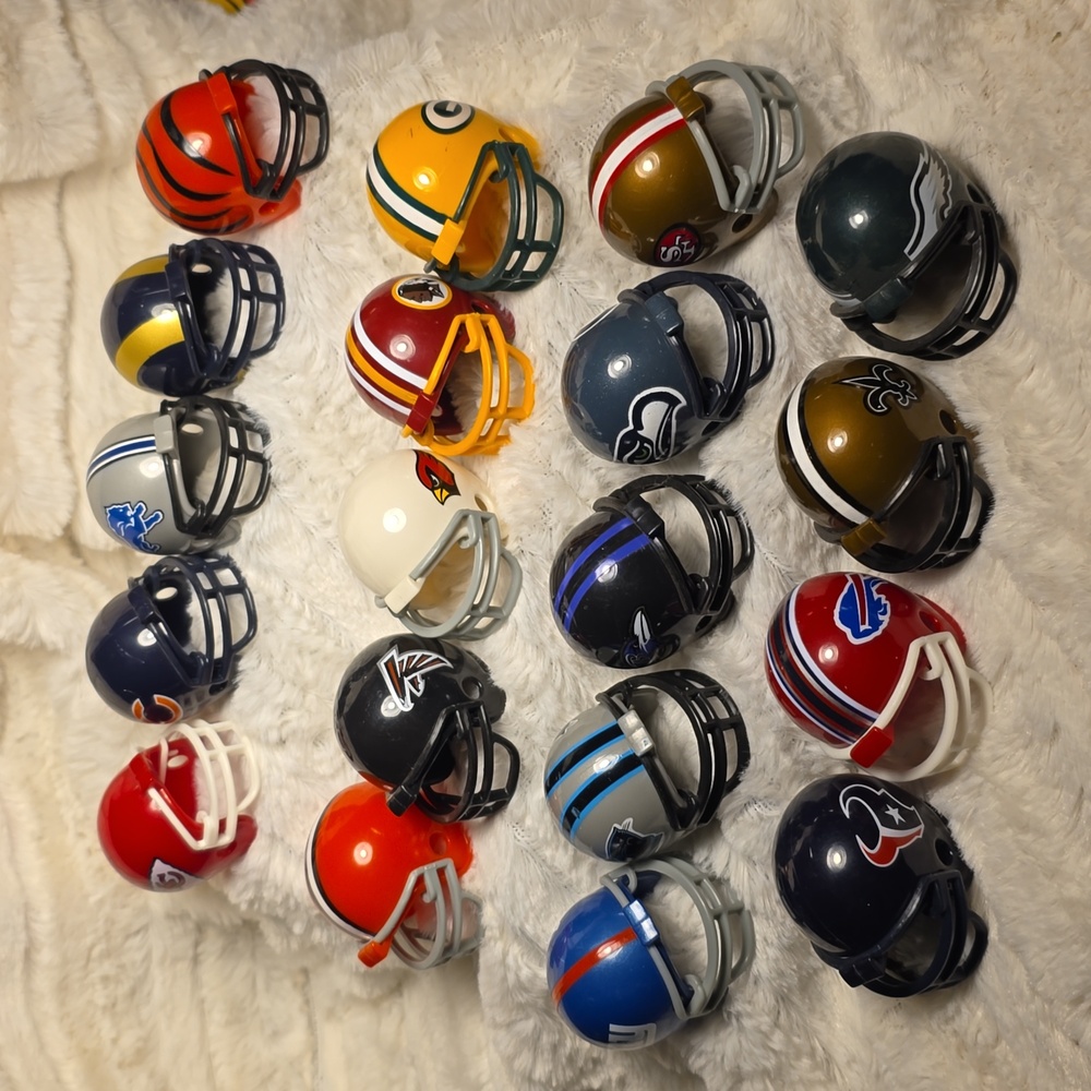2010 Riddell Mini Helmets Qty: 19